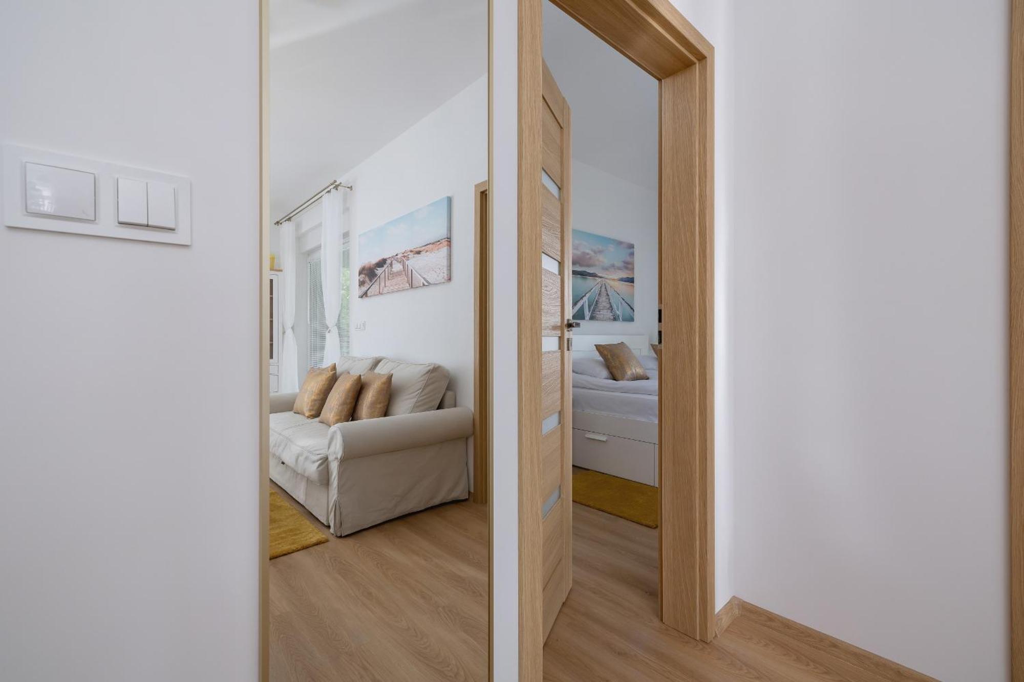 Luxury Two Bedroom Apartment With Terrace And Parking By Renters Prestige Katowice Kültér fotó